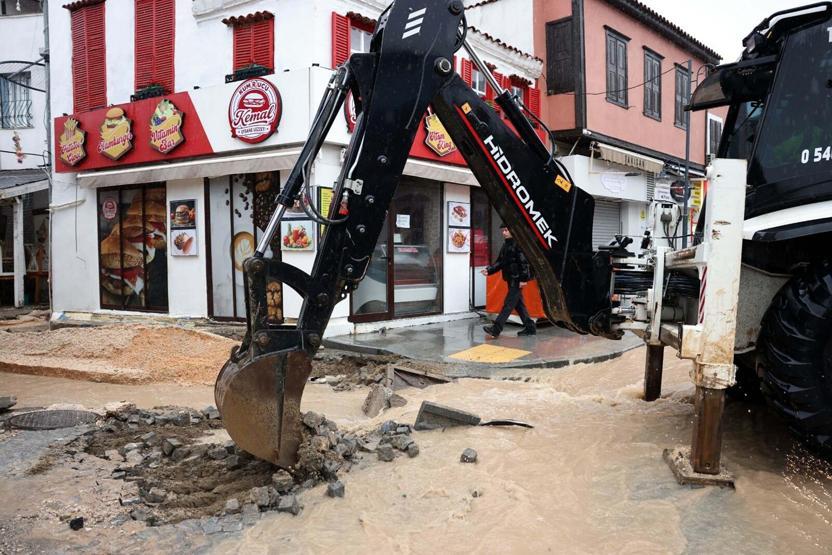 Sarı kodlu uyarı yapılmıştı İzmir yine sele teslim oldu