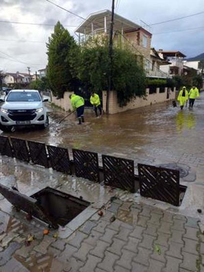 Sarı kodlu uyarı yapılmıştı İzmir yine sele teslim oldu