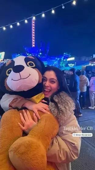 DUBAİ’DE ROMANTİK SÜRPRİZ Güller ve Günahların Zeynepi Cemre Baysel aşka geldi Sevgilisi Cem Bölükbaşına böyle destek verdi