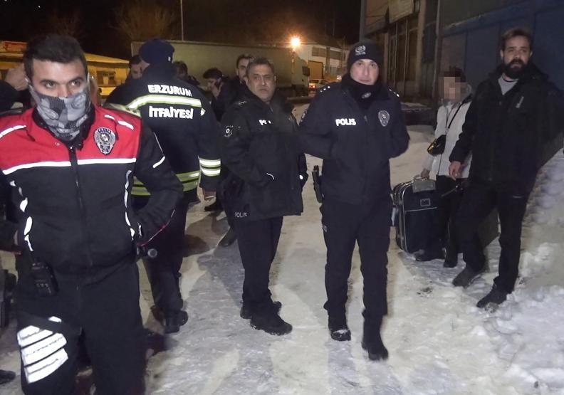 Pencereden yardım istedi Zorla evde tutulan kadın kurtarıldı