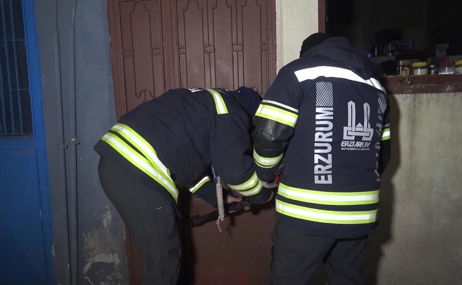 Pencereden yardım istedi Zorla evde tutulan kadın kurtarıldı