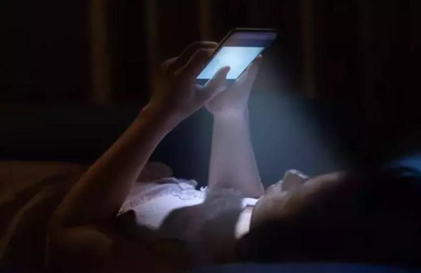 Yatmadan önce telefona bakanlara uzmanından uyarı: Beyniniz size oyun oynuyor