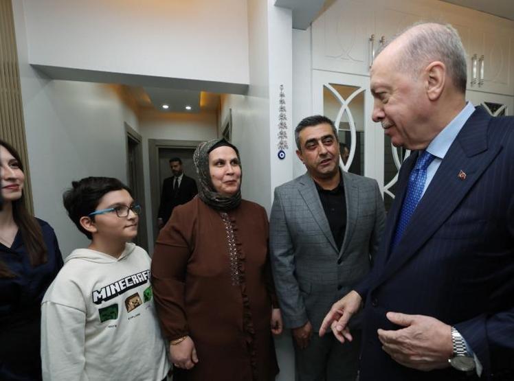 Cumhurbaşkanı Erdoğan ve MHP Lideri Bahçeliden depremzede aileye sürpriz ziyaret