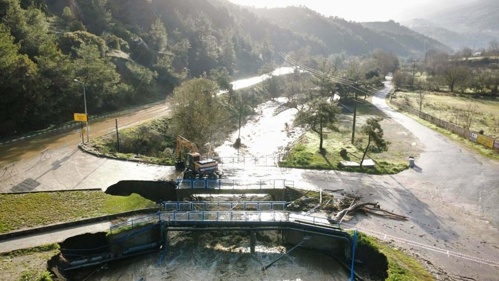 Manisayı sağanak vurdu: Köprü yıkıldı, yollar kapandı