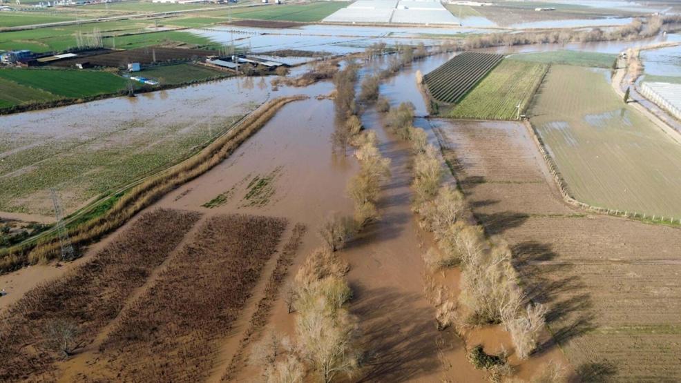 Manisayı sağanak vurdu: Köprü yıkıldı, yollar kapandı