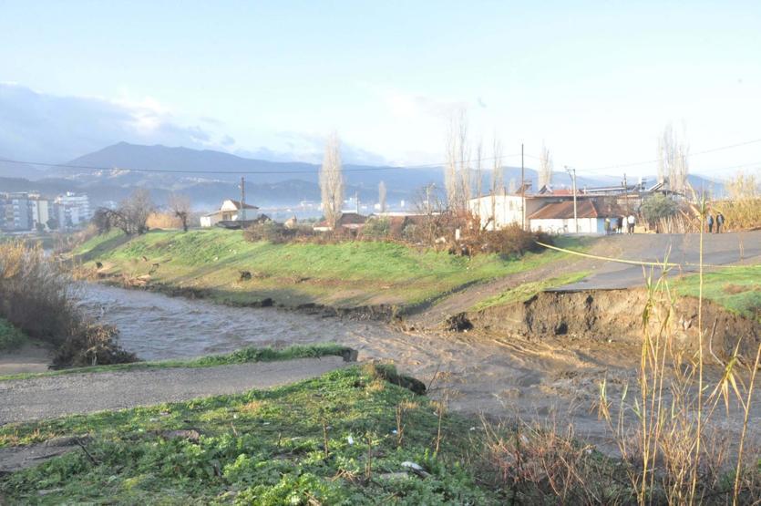 Manisayı sağanak vurdu: Köprü yıkıldı, yollar kapandı