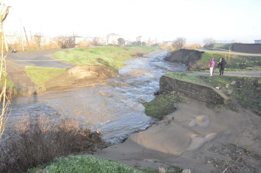 Manisayı sağanak vurdu: Köprü yıkıldı, yollar kapandı