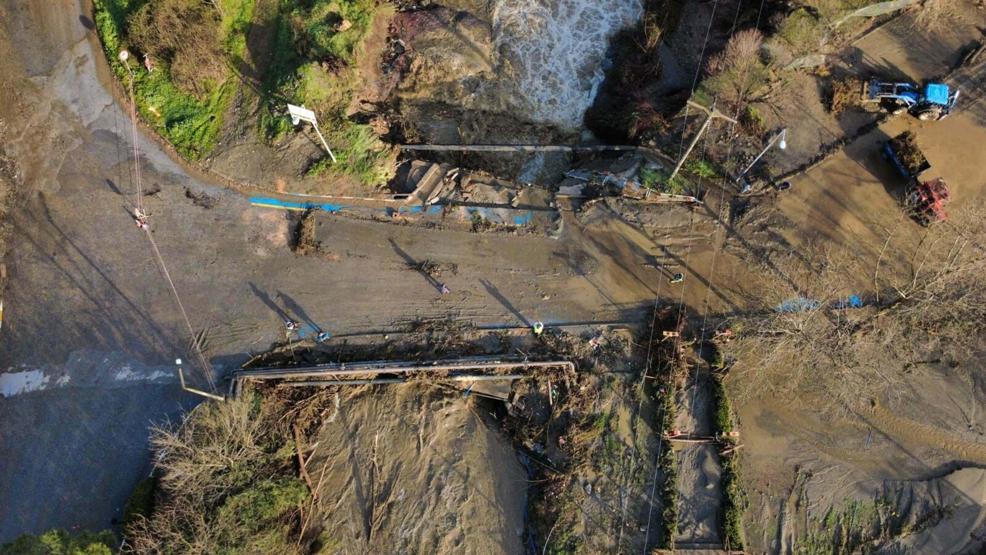 Manisayı sağanak vurdu: Köprü yıkıldı, yollar kapandı