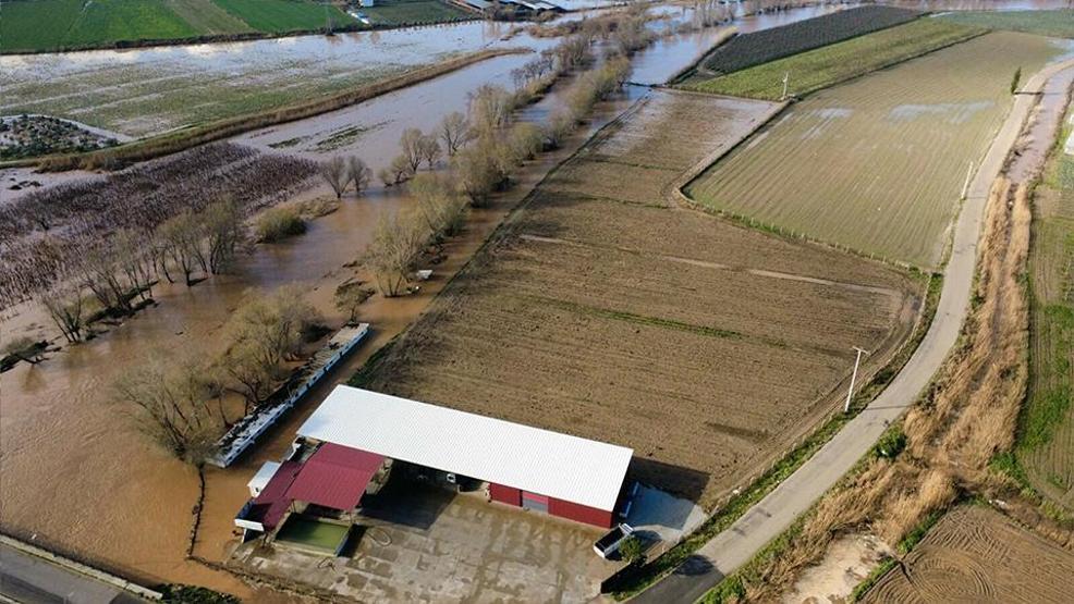 Manisayı sağanak vurdu: Köprü yıkıldı, yollar kapandı