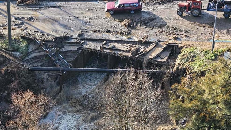 Manisayı sağanak vurdu: Köprü yıkıldı, yollar kapandı