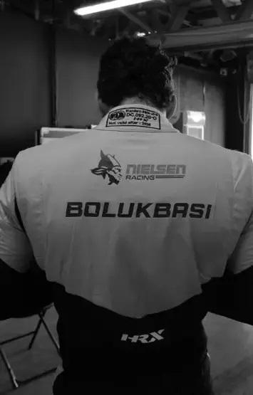 DUBAİDE AŞKA GELDİ Güller ve Günahların Zeynepi Cemre Bayselden Cem Bölükbaşına şans öpücüğü