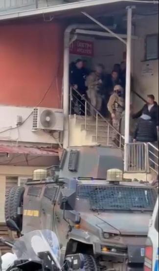 Dedikoduları duyunca silahla eski iş yerini bastı: 2si ağır 4 yaralı