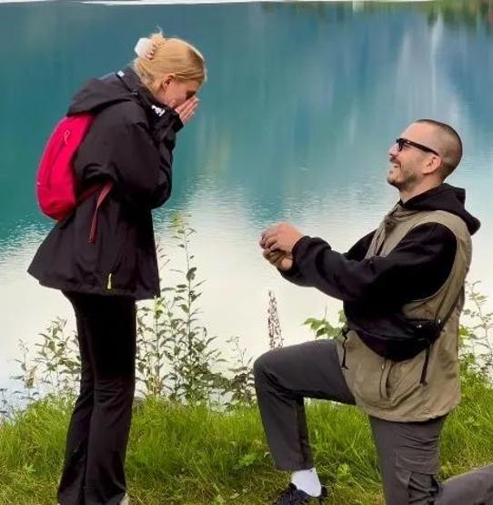 Survivor Şampiyonu Ogeday Girişken Sevgilisi Zeynep Yumrutaş İle Nişanlandı