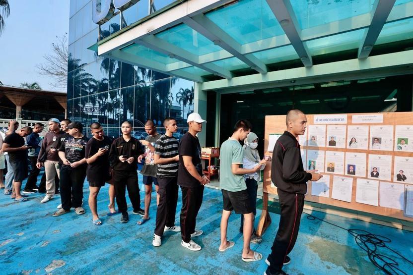 Üçü bir arada seçim: Tayland sandık başında