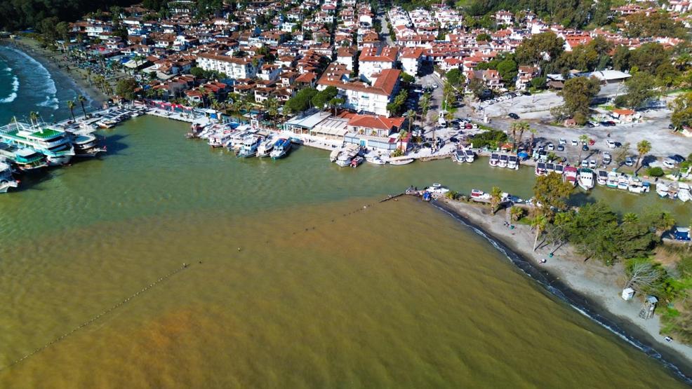 Akyakada denizin rengi kahverengiye döndü