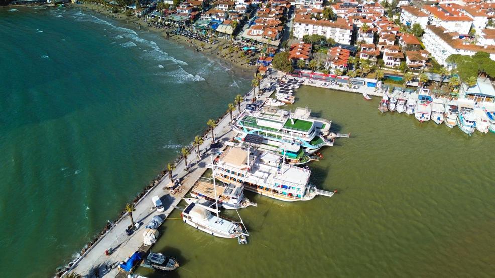 Akyakada denizin rengi kahverengiye döndü