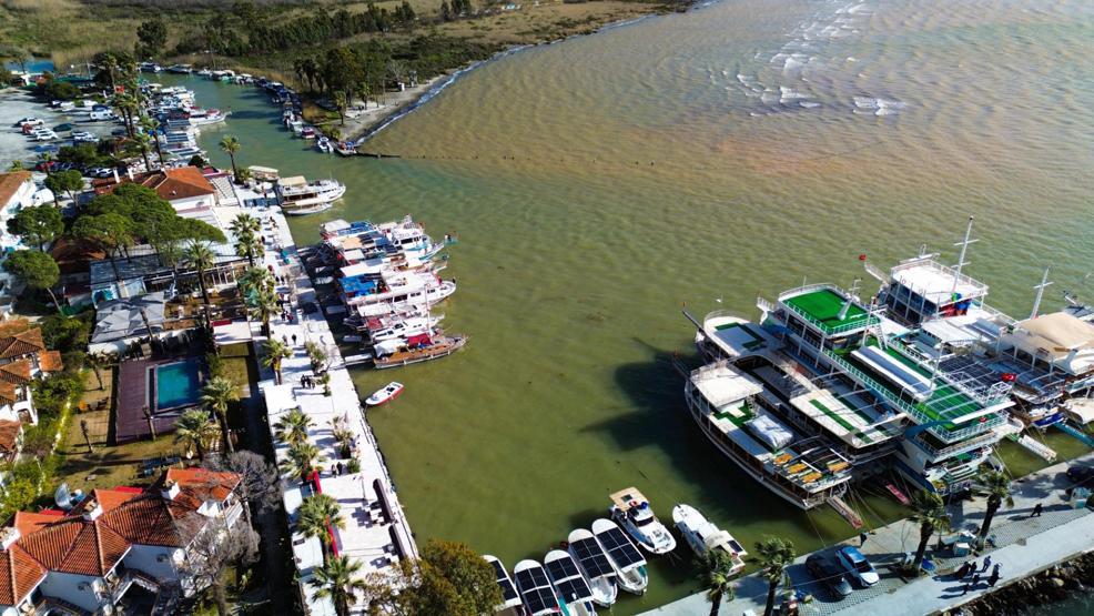 Akyakada denizin rengi kahverengiye döndü