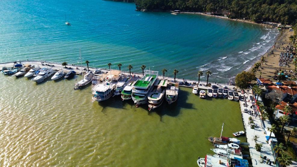 Akyakada denizin rengi kahverengiye döndü