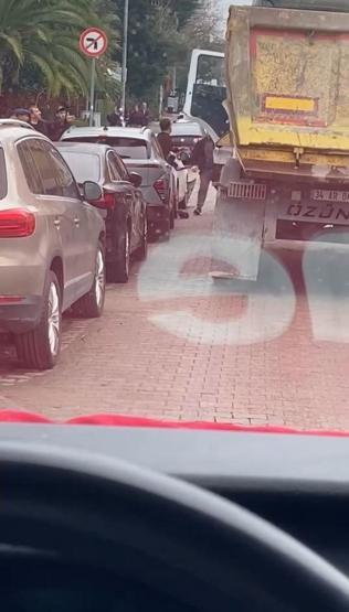 İstanbulda trafikte bıçaklı kavga