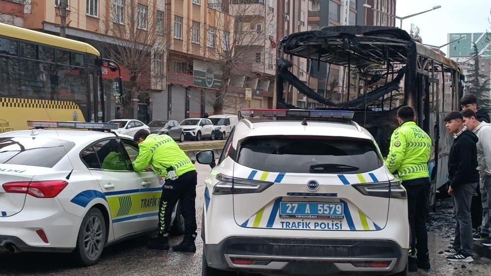 Seyir halindeki halk otobüsü alev alev yandı