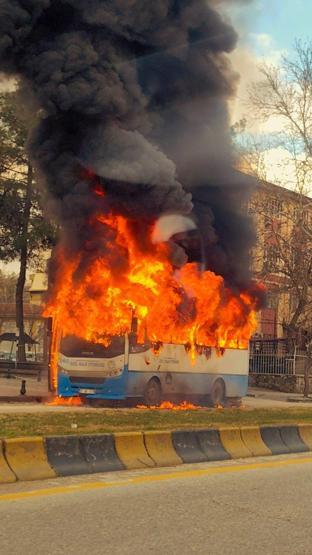 Seyir halindeki halk otobüsü alev alev yandı