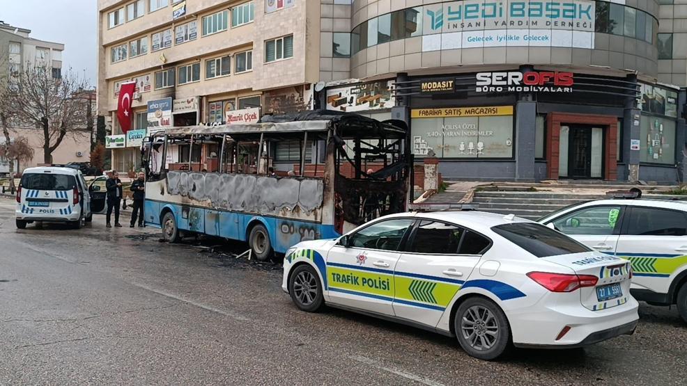 Seyir halindeki halk otobüsü alev alev yandı