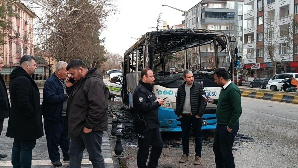 Seyir halindeki halk otobüsü alev alev yandı