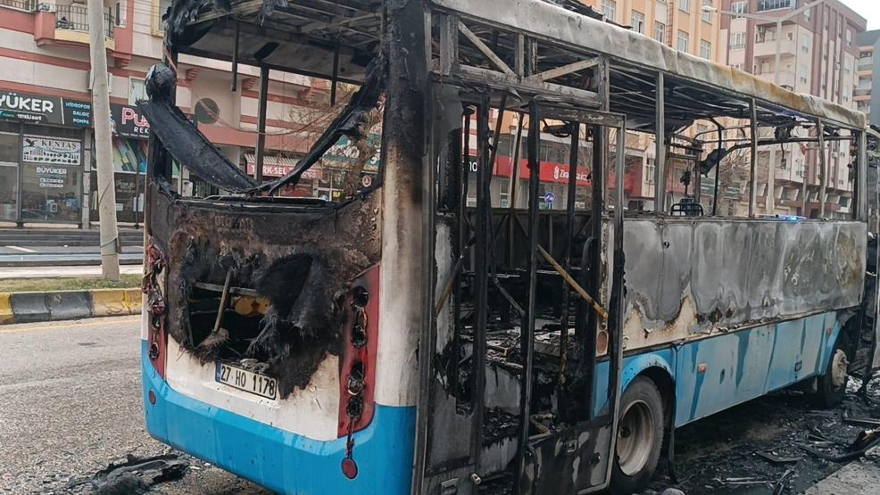 Seyir halindeki halk otobüsü alev alev yandı
