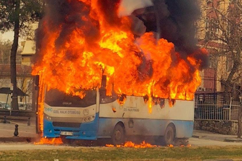 Seyir halindeki halk otobüsü alev alev yandı