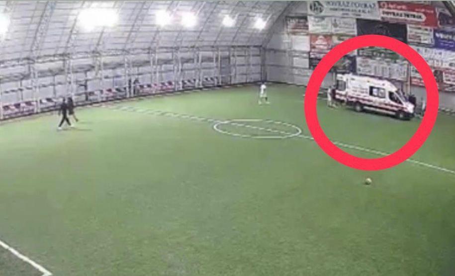 Ölüm halı sahada yakaladı Kalp krizi geçiren öğretmen hayatını kaybetti