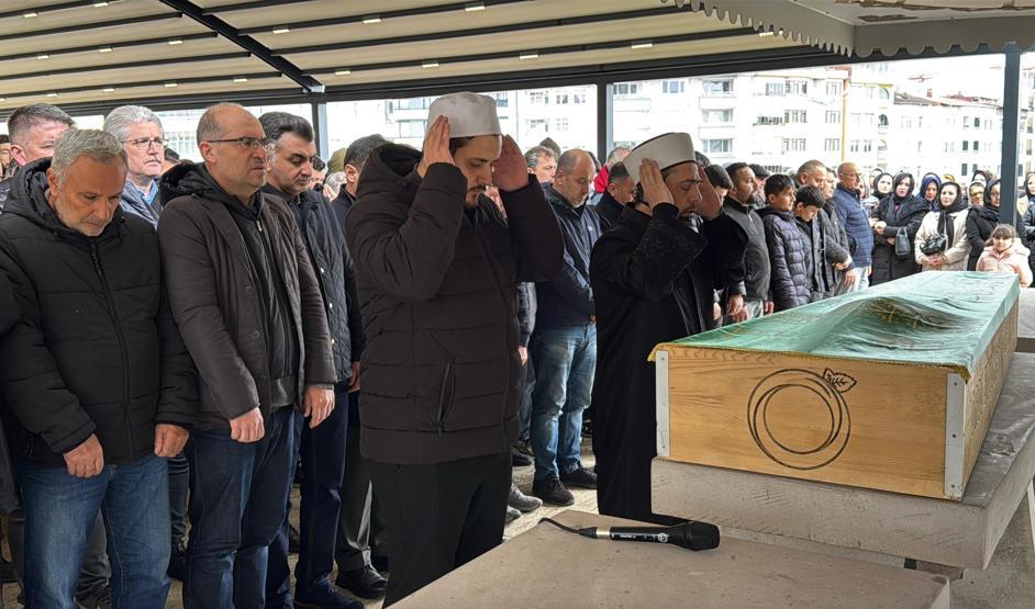 Ölüm halı sahada yakaladı Kalp krizi geçiren öğretmen hayatını kaybetti