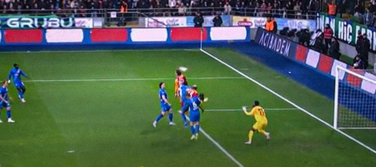 Çaykur Rizespor - Galatasaray maçının tartışmalı pozisyonları incelendi Ofsayt pozisyonu...