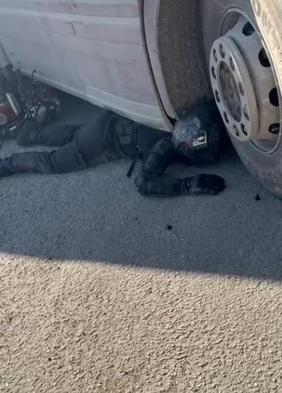 ADANADA MUCİZE KURTULUŞ: TIR’ın altında metrelerce sürüklendi