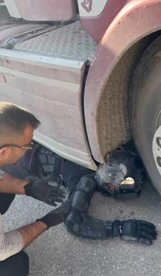 ADANADA MUCİZE KURTULUŞ: TIR’ın altında metrelerce sürüklendi