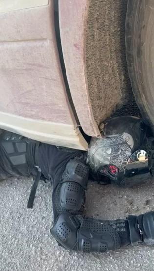 ADANADA MUCİZE KURTULUŞ: TIR’ın altında metrelerce sürüklendi