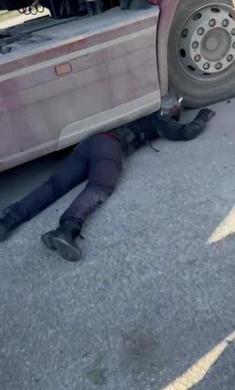 ADANADA MUCİZE KURTULUŞ: TIR’ın altında metrelerce sürüklendi