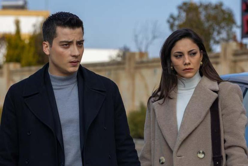 Uzak Şehirin Zerrini Dilin Döğerden Sevgililer Günü Pozu Hayranları Aşk Diledi