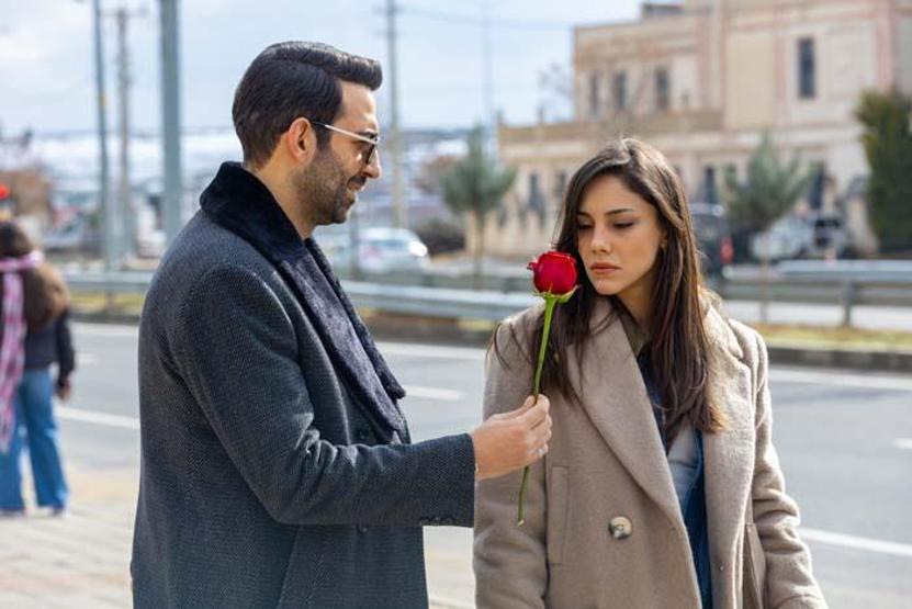 Uzak Şehirin Zerrini Dilin Döğerden Sevgililer Günü Pozu Hayranları Aşk Diledi