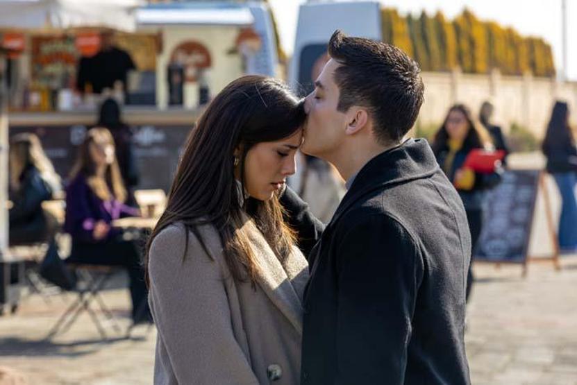 Uzak Şehirin Zerrini Dilin Döğerden Sevgililer Günü Pozu Hayranları Aşk Diledi