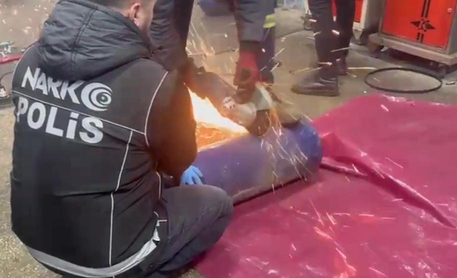 Bulgaristan plakalı otomobilde 24,5 kilo skunk ele geçirildi