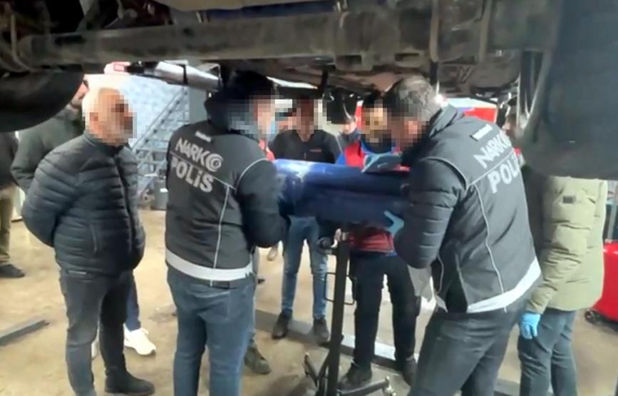 Bulgaristan plakalı otomobilde 24,5 kilo skunk ele geçirildi