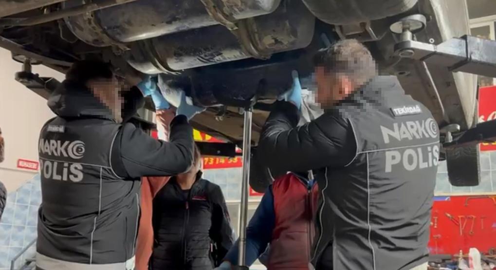 Bulgaristan plakalı otomobilde 24,5 kilo skunk ele geçirildi