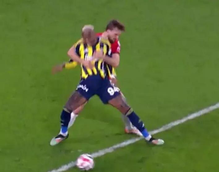 Fenerbahçe - Gençlerbirliği maçı sonrası tartışmalı pozisyonlar değerlendirildi: Kırmızı kart görmeliydi...