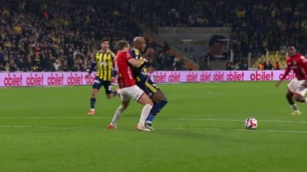 Fenerbahçe - Gençlerbirliği maçı sonrası tartışmalı pozisyonlar değerlendirildi: Kırmızı kart görmeliydi...