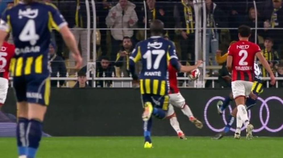 Fenerbahçe - Gençlerbirliği maçı sonrası tartışmalı pozisyonlar değerlendirildi: Kırmızı kart görmeliydi...