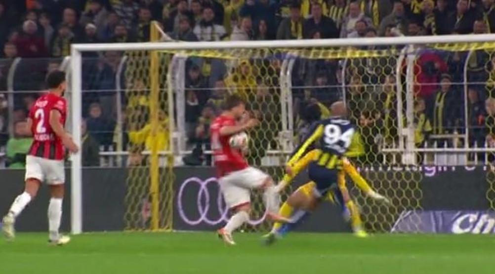 Fenerbahçe - Gençlerbirliği maçı sonrası tartışmalı pozisyonlar değerlendirildi: Kırmızı kart görmeliydi...