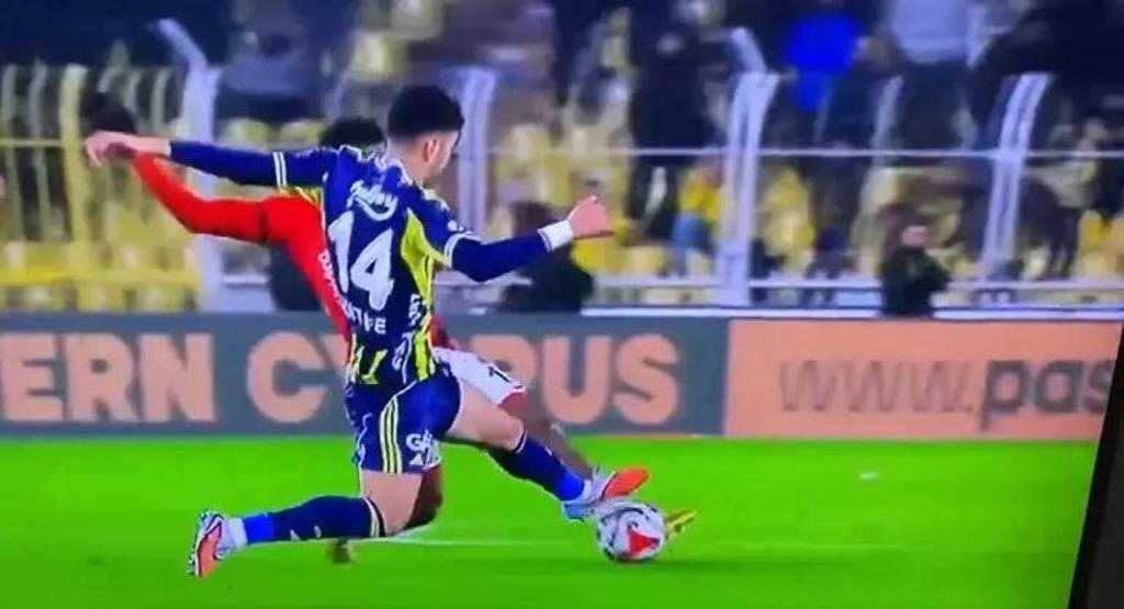 Fenerbahçe - Gençlerbirliği maçı sonrası tartışmalı pozisyonlar değerlendirildi: Kırmızı kart görmeliydi...
