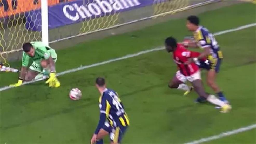 Fenerbahçe - Gençlerbirliği maçı sonrası tartışmalı pozisyonlar değerlendirildi: Kırmızı kart görmeliydi...