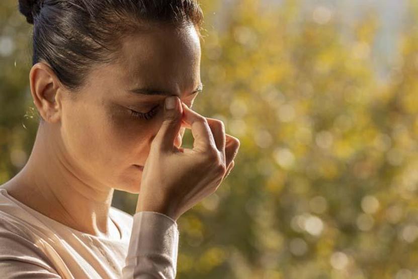 Her 7 Kişiden 1’inde Var 30 Yaşından Önce Görülme Oranı %80’i Aşıyor: Saatlerce Süren Ataklar, Işık Hassasiyeti ve Günlük Hayata Büyük Darbe... Meğer Bu Besinler de Tetikliyormuş Migren...