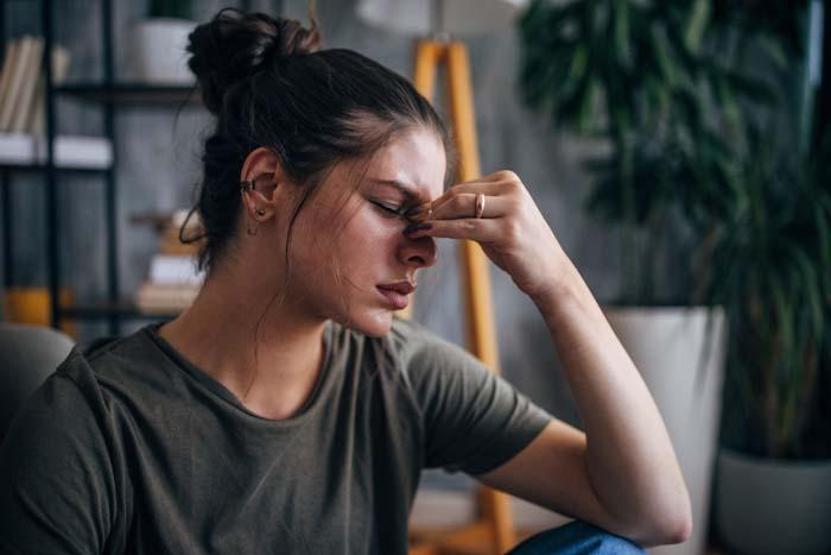 Her 7 Kişiden 1’inde Var 30 Yaşından Önce Görülme Oranı %80’i Aşıyor: Saatlerce Süren Ataklar, Işık Hassasiyeti ve Günlük Hayata Büyük Darbe... Meğer Bu Besinler de Tetikliyormuş Migren...